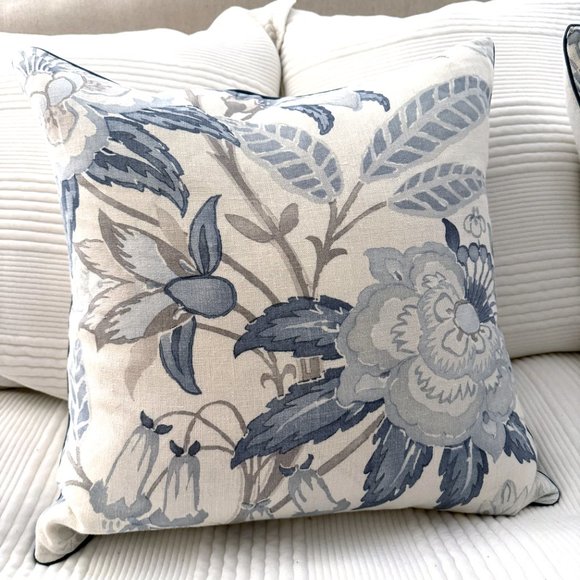 4 Ryan Studio Floral pillows - Picture 3 of 3